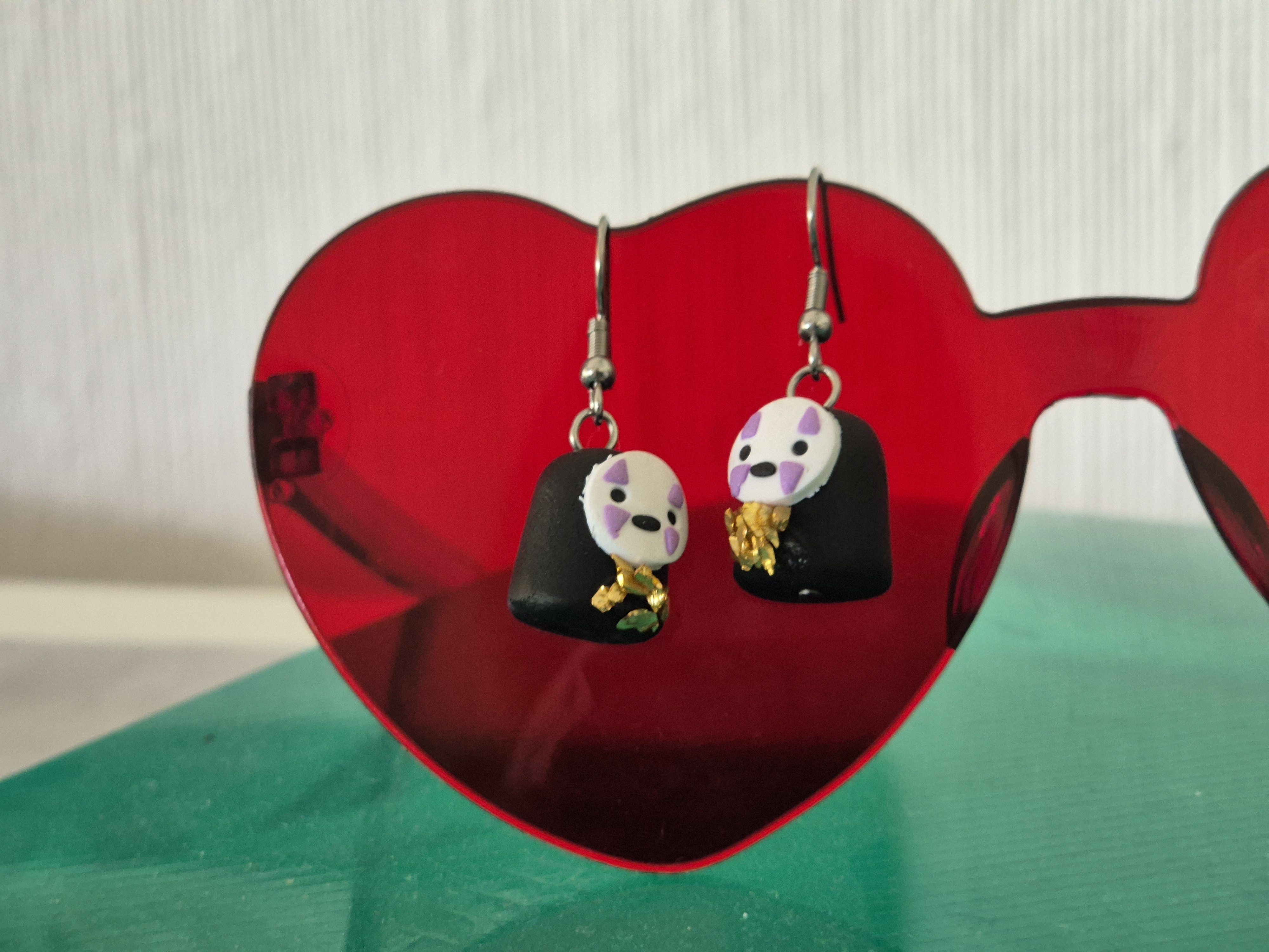 Kaonashi, classic, holding gold, earrings